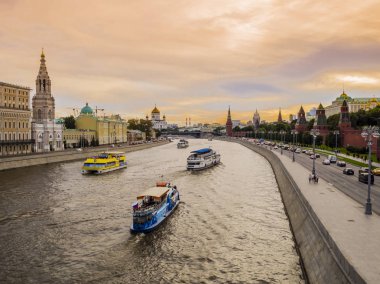 Rusya, gün batımında Moskova şehir merkezinin panoramik görünümü, Kremlin, Kurtarıcı İsa Katedrali ve Moskva Nehri ile