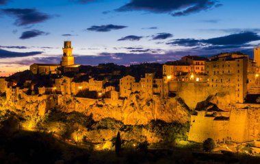 Alacakaranlıkta Pitigliano çarpıcı görünümü, Toskana ortaçağ kasabası, İtalya