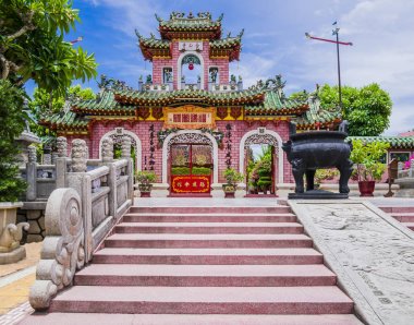 Phuc Kien Meclis Salonu Kapısı Çarpıcı görünümü, Thien Hau adanmış anıtsal bir pagoda, deniz tanrıçası ve denizcilerin koruyucusu, Hoi An, Vietnam