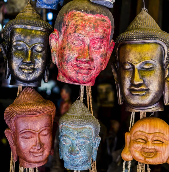 Alter Kunsthandwerkermarkt Mit Geschnitzten Buddha Kopfmasken Siem Ernten Kambodscha — Stockfoto