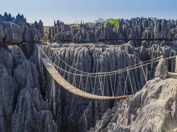Tsingy de Bemaraha Milli Parkı, Madagaskar kanyon üzerinde etkileyici asılı köprü