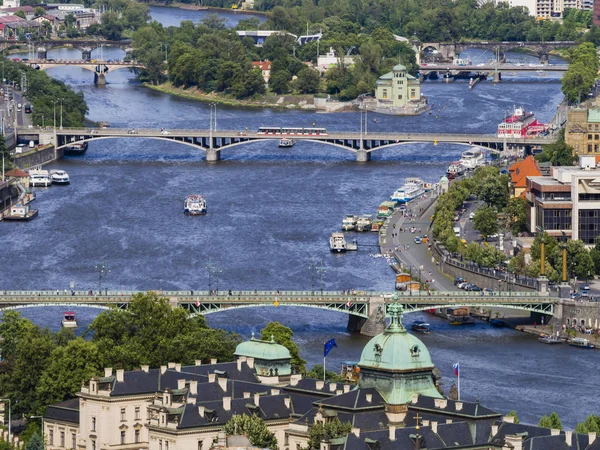 布拉格及其桥梁通过伏尔塔瓦河 捷克共和国的壮丽景色 — 图库照片