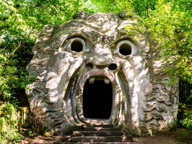 Orcus Mouth 'un çarpıcı manzarası, aynı zamanda Holy Grove, Bomarzo Gardens, Viterbo, Lazio, İtalya' da bulunan ünlü Canavarlar Parkı 'nda tuhaf bir heykel.