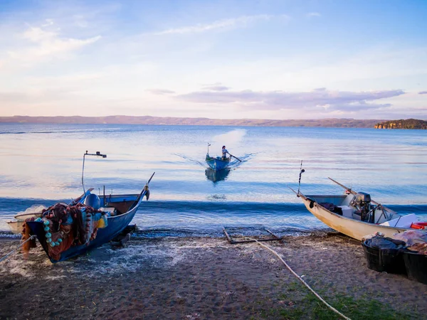 Pescador Con Barco Tradicional Regresa Costa Después Viaje Pesca Bolsena — Foto de Stock