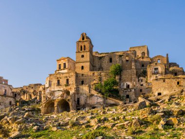 Craco harabelerinin göz kamaştırıcı manzarası, İtalya 'nın güneyindeki Basilicata bölgesinde bir heyelan sonucu terk edilmiş hayalet şehir.