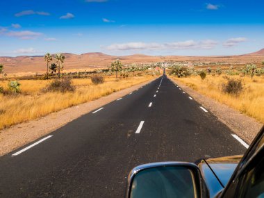 Nationale 7 (RN7), Madagaskar 'da bulunan Ilakaka' daki safirleriyle ünlü maden kasabasına varmak.