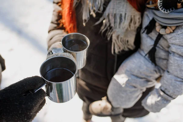 Taza Mano Taza Café Caliente Metal Familia Del Bosque — Foto de Stock