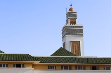 Kenitra, Fas 'taki bir caminin minaresi. Geleneksel bir Fas minare kulesi manzarası, camilerin ayırt edici bir mimari özelliği.
