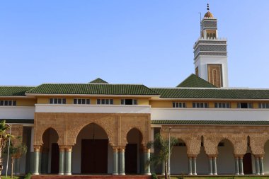 Kenitra, Fas 'ta güzel bir cami. Minare kulesi olan bir caminin geleneksel ve tipik Fas mimarisi manzarası.