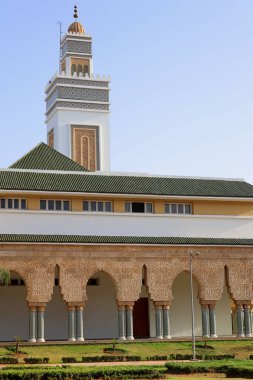 Kenitra, Fas 'taki bir caminin minaresi. Geleneksel Fas minare kulesi manzarası, camilerin ayırt edici bir mimari özelliği. Geleneksel ve tipik Fas mimari ayrıntıları.