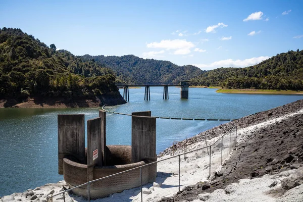 Wairoa Reservoir, Hunua Ranges, Selandia Baru pada hari musim semi — Stok Foto