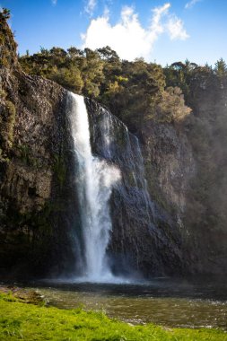 Bahar günü, Hunua Şelalesi, Auckland, Yeni Zelanda yakınlarında.