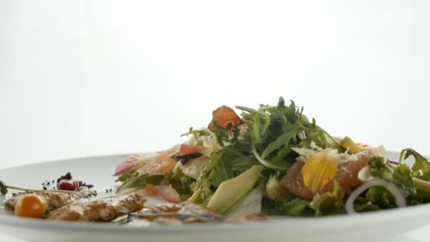 Heerlijke groente salade gemengd met paddestoel, komkommer, wortel, maïs, courgette, paprika, tomaat, ui, Groenen en kaas op plaat op witte achtergrond. Moderne moleculaire gastronomie — Stockvideo