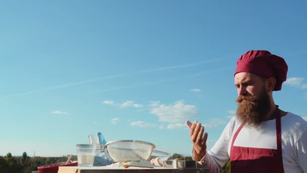 Boulanger barbu. Cuisiner dehors. Eco boulangerie. Baker cuire un pain frais — Video