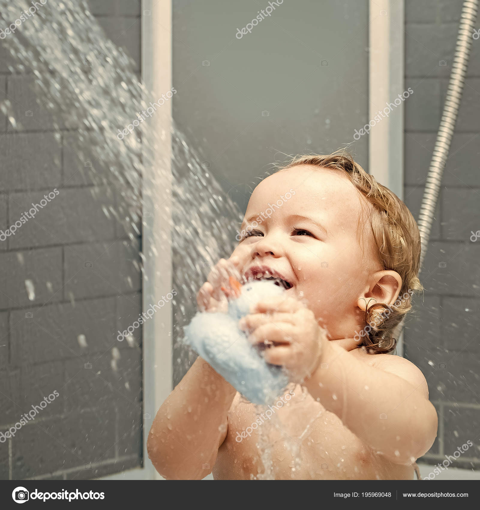 Smiling child in shower — Stock Photo © 195969048