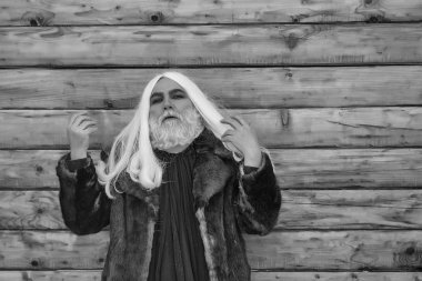 sakallı adam ahşap arka plan üzerinde