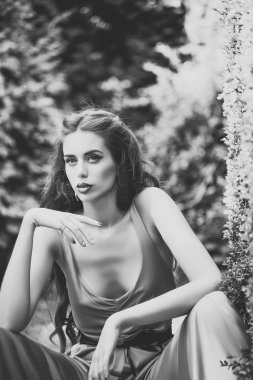 Bahçede oturan güzel kadın