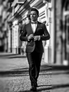 Takım elbiseli genç adam. 