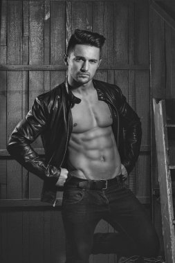 Şık erkek takım elbise çantası ile birlikte