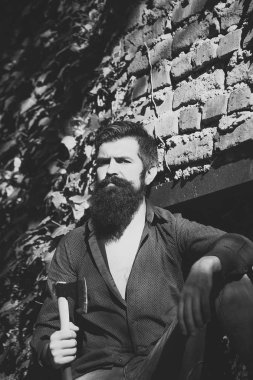 Adam balta duvarının yakınında