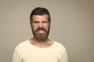 Hipster kızgın yüzü ile.