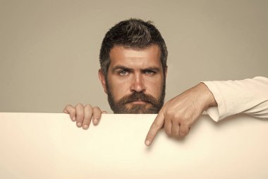 Adam ya da gri arka plan üzerinde sakallı adam.