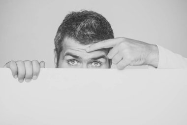 Adam gri arka plan üzerinde.