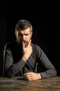 Ciddi sakallı bir menajer..