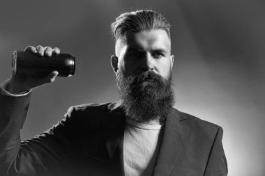 Bira kutusuyla sakallı adam.