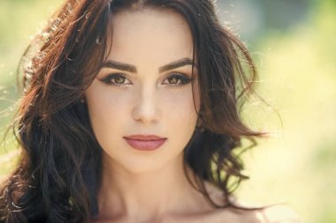 Güneşli uzun esmer saçlı kadın