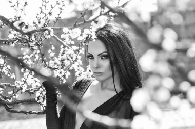 Bahar çiçeği kadınla