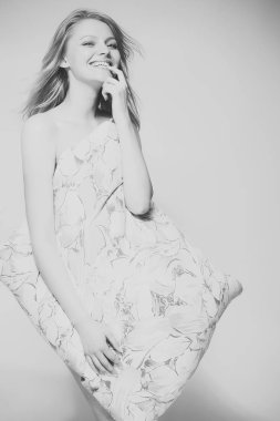 yastık ile mutlu bir kadın