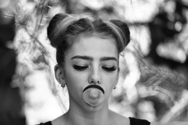 Ağaç bahar çekici kadın