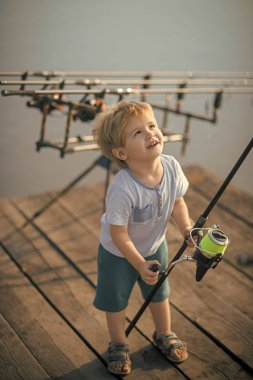 Küçük çocuk öğrenmek göl veya nehir balık yakalamak için
