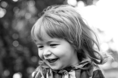 Yeşil doğal zemin üzerine mutlu küçük çocuk