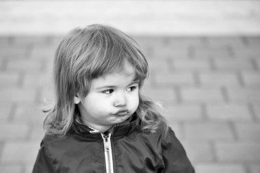 Küçük çocuk pouted dudaklı