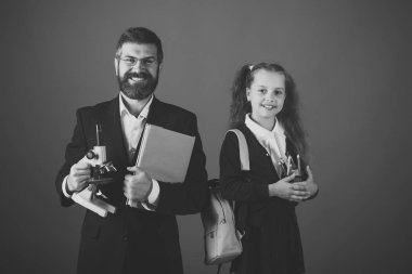 Çocuk ve baba mikroskop, kitap ve Kırtasiye tutun