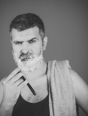 Sakal ve bıyık jilet ve tıraş fırçası ile adamım