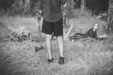 Adam ormandaki şenlik ateşi balta hold