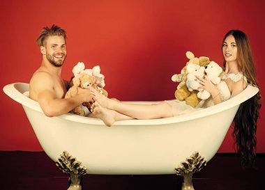 Sevgili kırmızı zemin üzerine dinlenmek.