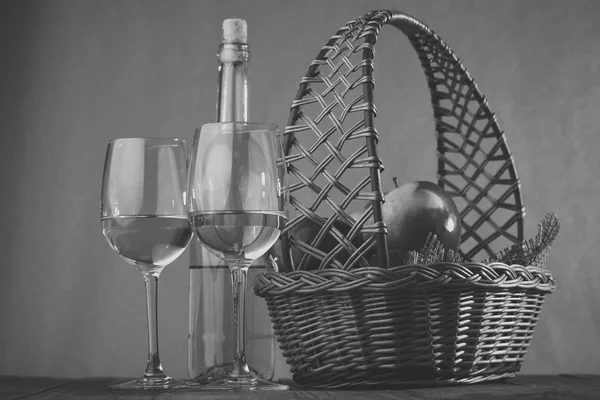 Mand met glazen en een fles wijn — Stockfoto