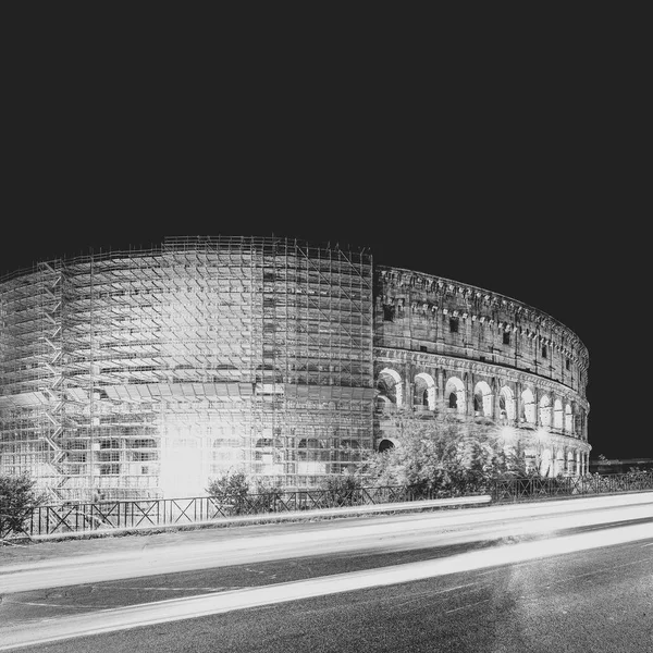 Az állványzat a colosseum alatt helyreállítása éjszaka-Róma, Olaszország — Stock Fotó