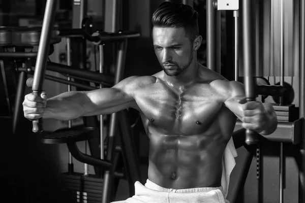 Musculoso hombre entrenamiento en gimnasio — Foto de Stock