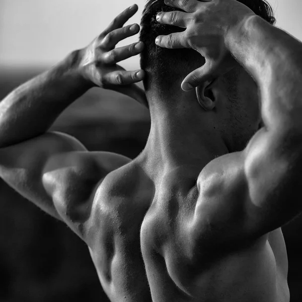 Sexy muscular hombre al aire libre — Foto de Stock