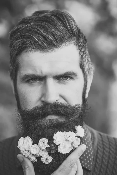 Человек с цветами на бороде — стоковое фото