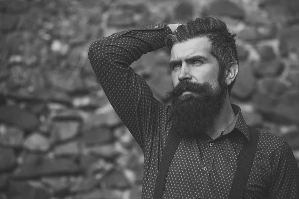 Стильний бородатий чоловік на вулиці — стокове фото