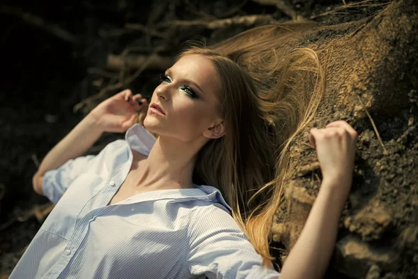 Chica con cuidado sano del cabello, tratamiento, terapia. Mujer con el pelo largo y rubio, peinado relajarse en la naturaleza. Mujer con aspecto de belleza, maquillaje. Modelo de moda en vacaciones de verano y relajarse —  Fotos de Stock