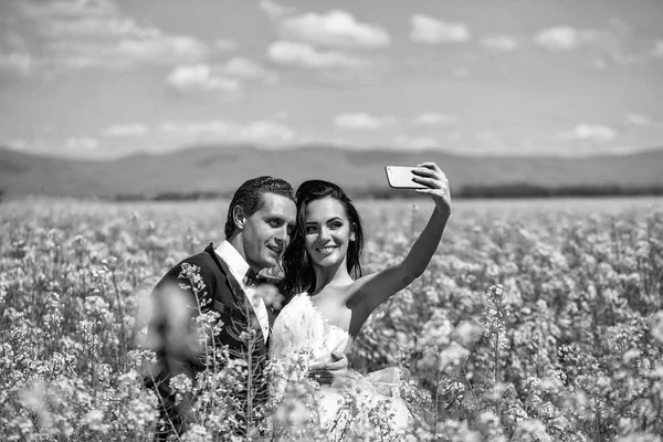 Bröllopsparet i fältet gula blommor — Stockfoto