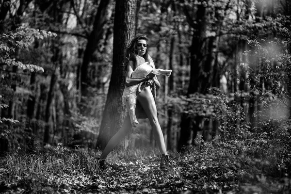 Giovane ragazza con capra nella foresta — Foto Stock