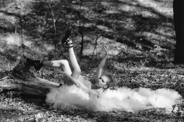 Glamour woman lying in forest — Stock Photo, Image